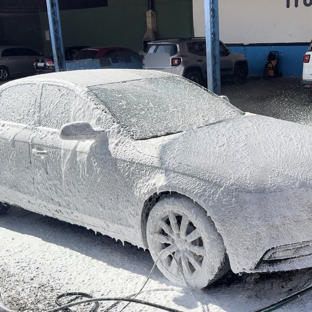 Audi prata coberto de espuma durante a lavagem