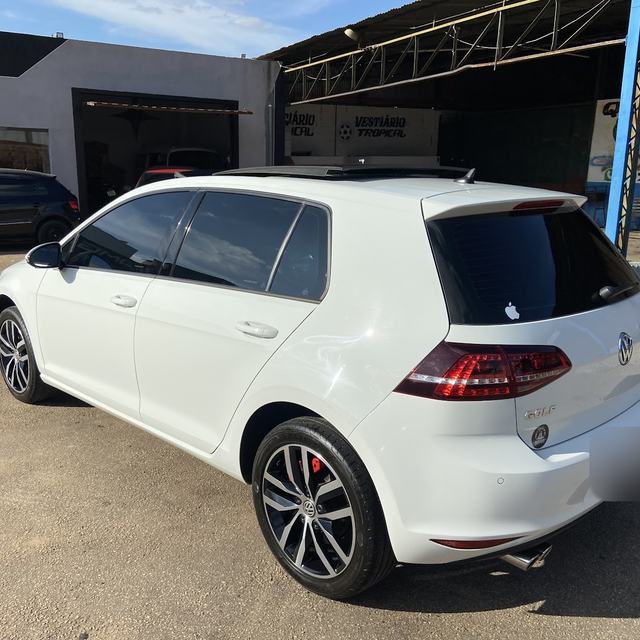 Golf branco limpo no pátio