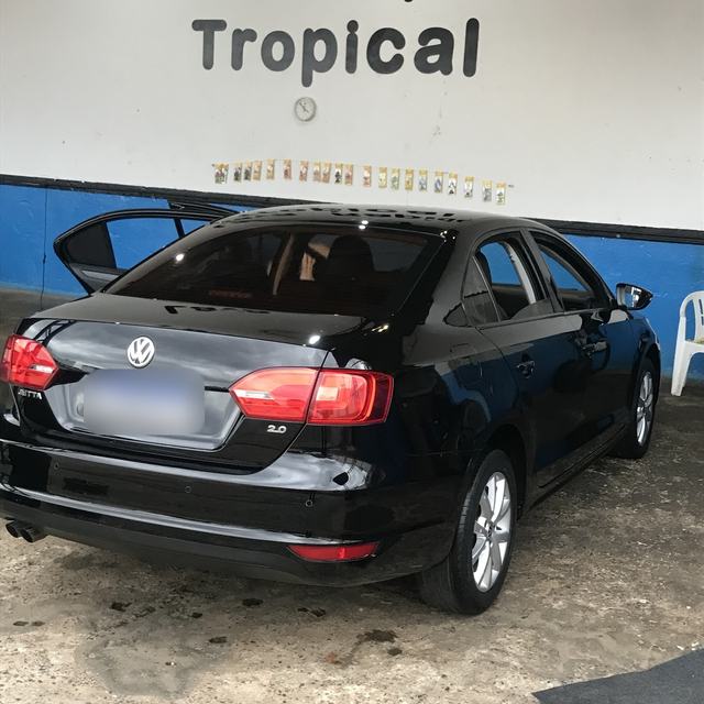 Jetta preto lavado em frente ao letreiro do Lava Rápido Tropical