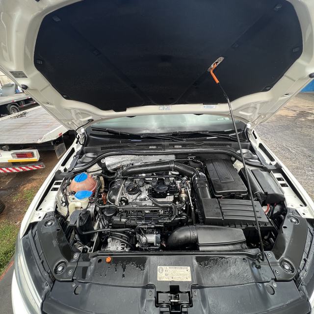 Cofre do motor de um Volkswagen branco limpo, com o capô aberto